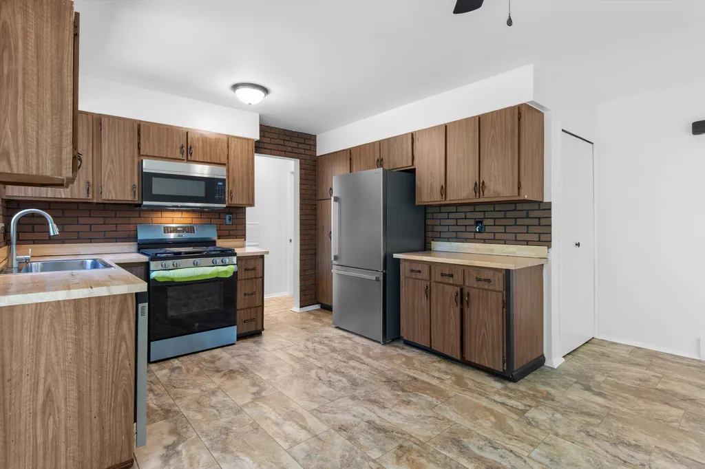 26711 Masch Drive Warren City MI 48091