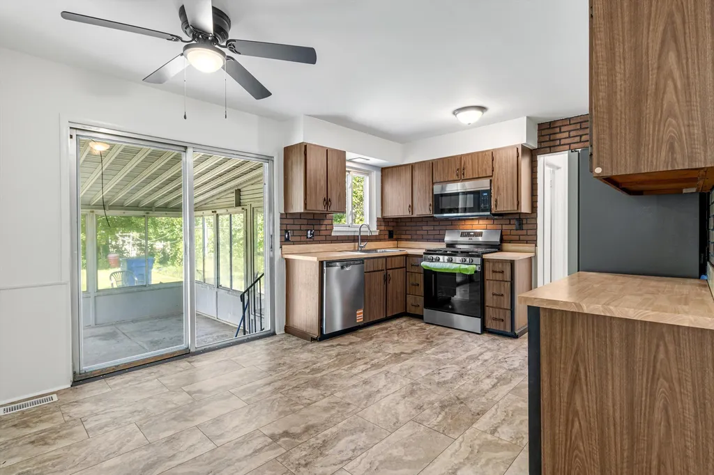 26711 Masch Drive Warren City MI 48091