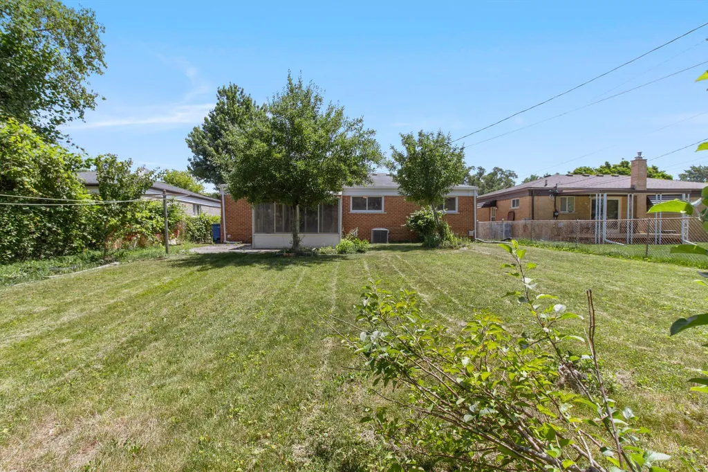 26711 Masch Drive Warren City MI 48091