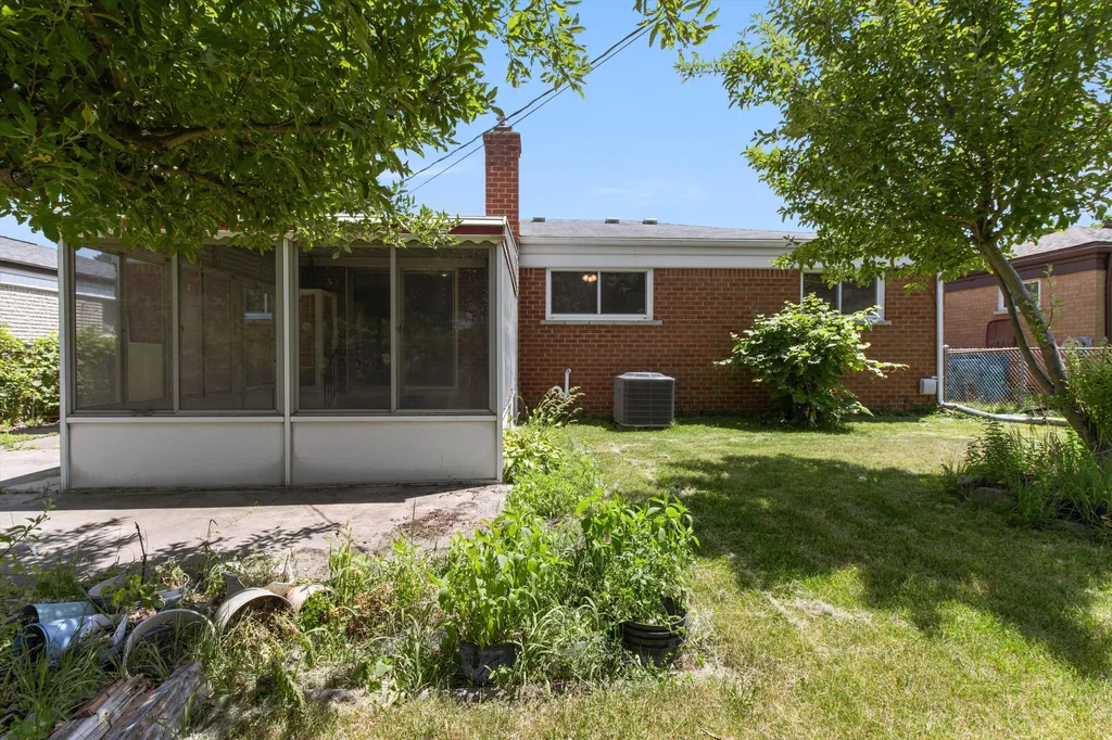 26711 Masch Drive Warren City MI 48091