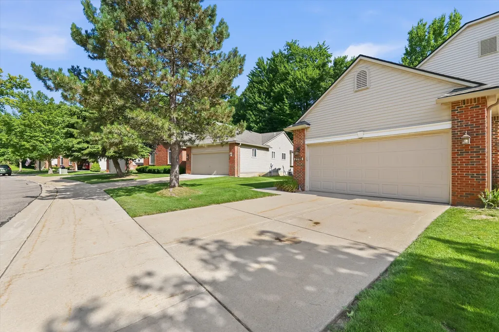 2598 Woodcliff Trail Hartland Township MI 48353