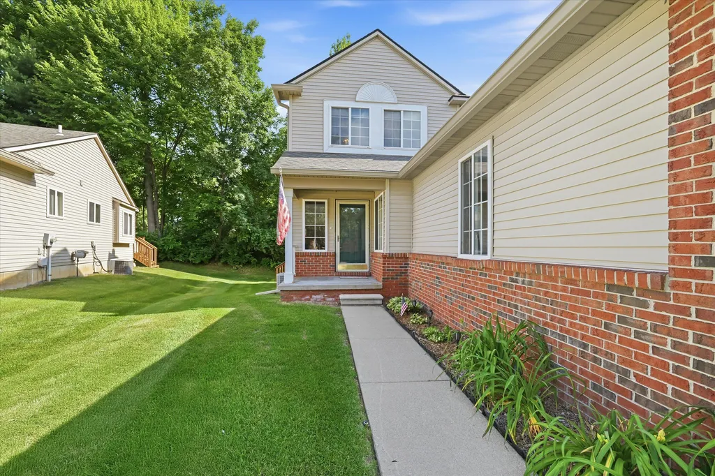 2598 Woodcliff Trail Hartland Township MI 48353