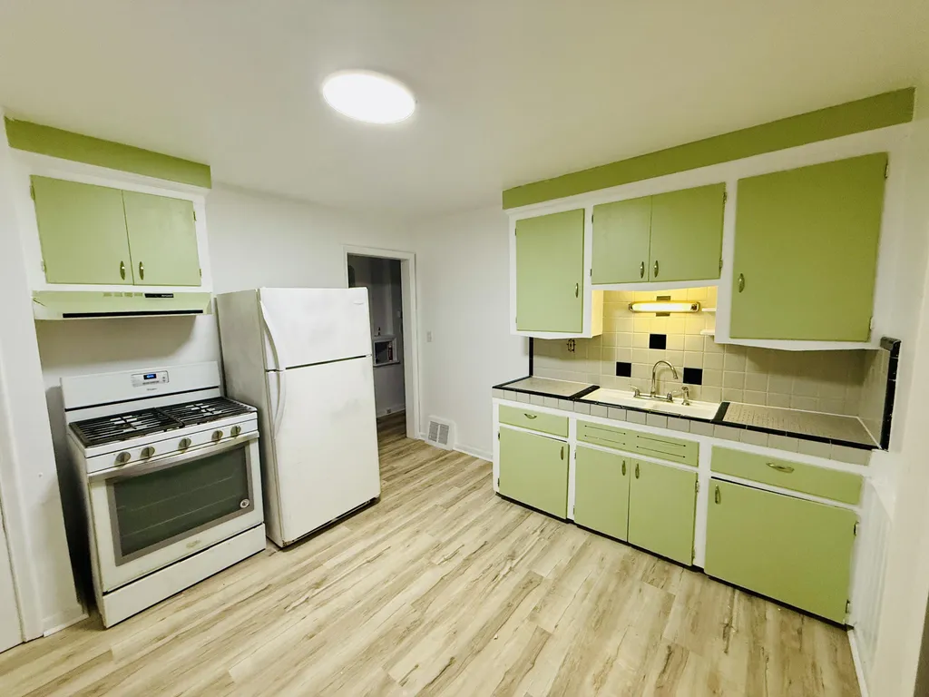 54 E Fairmount Avenue Pontiac City MI 48340