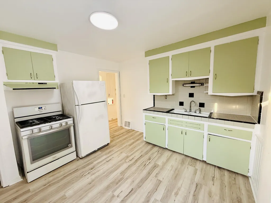 54 E Fairmount Avenue Pontiac City MI 48340