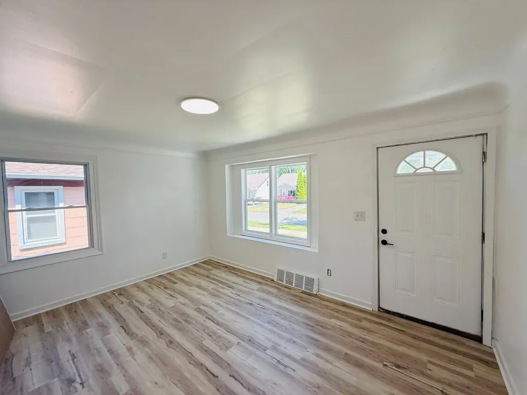 54 E Fairmount Avenue Pontiac City MI 48340