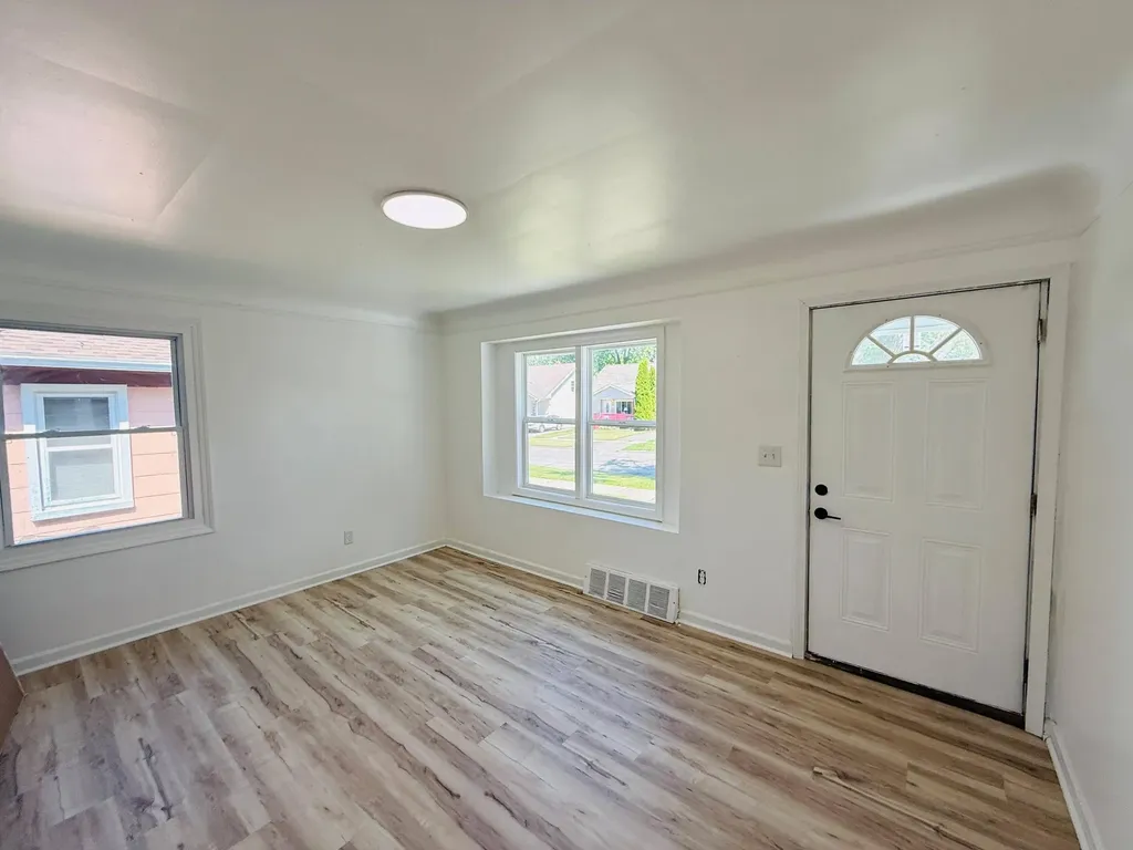54 E Fairmount Avenue Pontiac City MI 48340