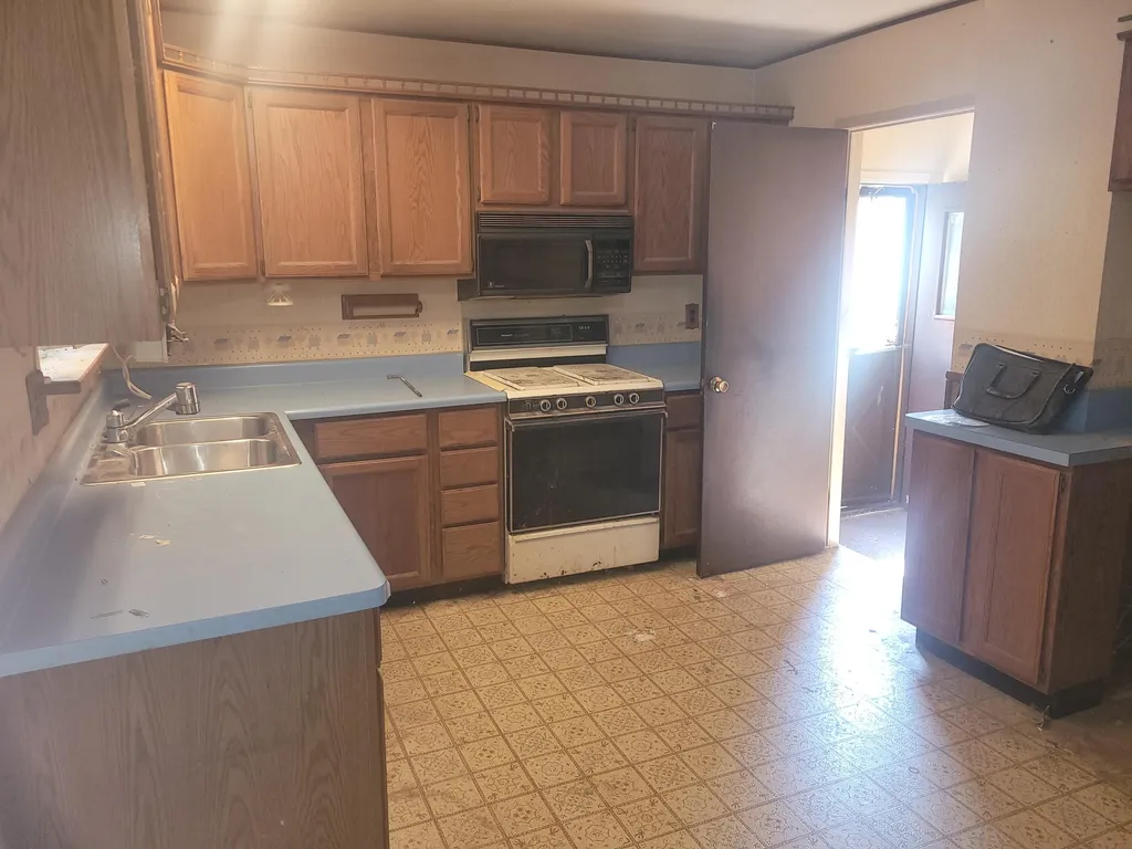 30106 Jamestown Street Romulus City MI 48174