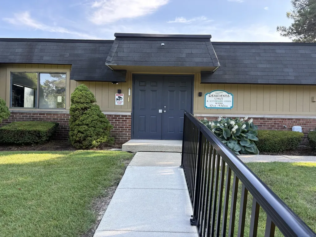1669 S Hill Boulevard Bloomfield Charter Township MI 48304