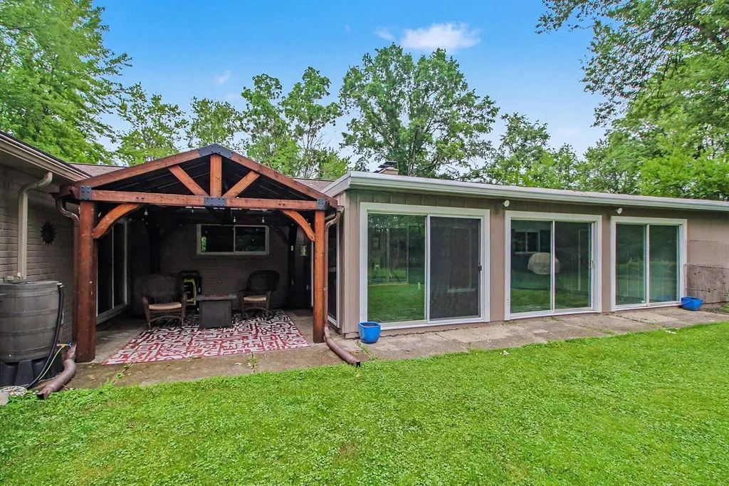 20761 W 13 Mile Road Beverly Hills Village MI 48025
