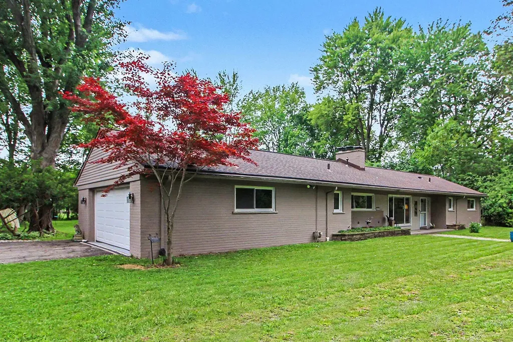 20761 W 13 Mile Road Beverly Hills Village MI 48025