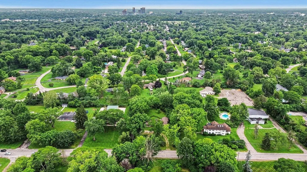 20761 W 13 Mile Road Beverly Hills Village MI 48025