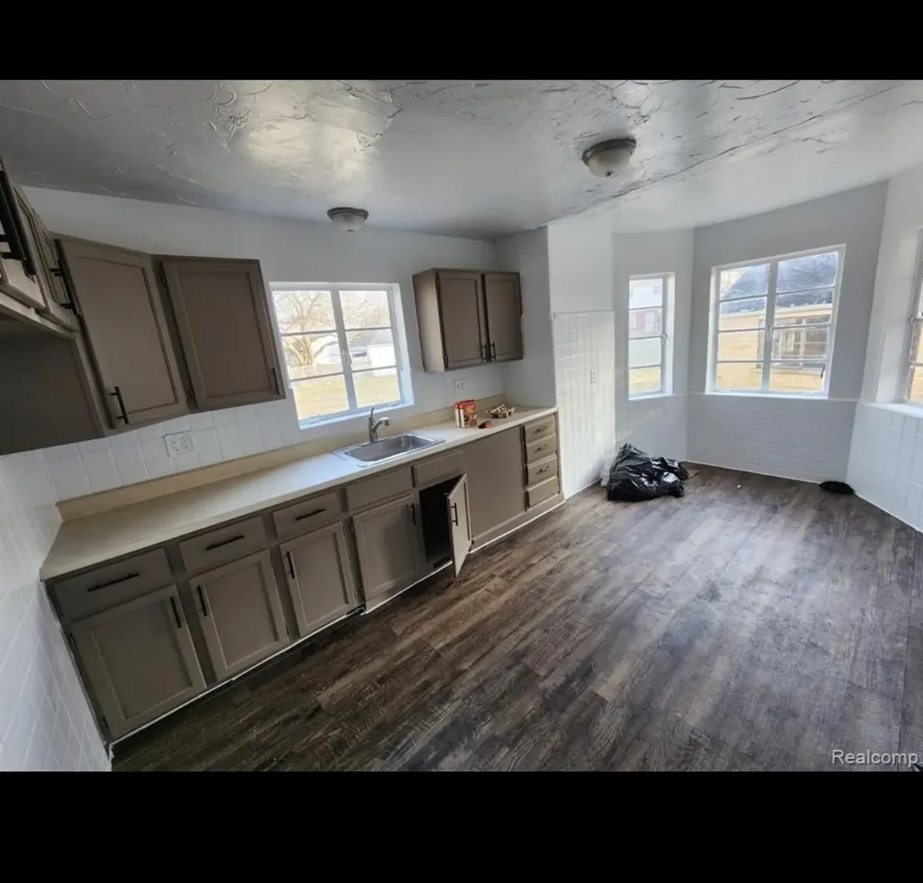 15646 Saratoga Avenue Detroit City MI 48205