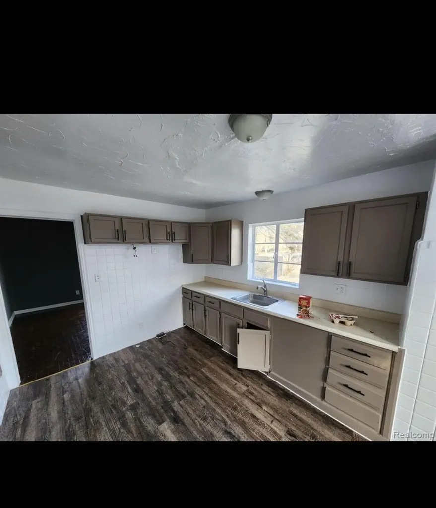 15646 Saratoga Avenue Detroit City MI 48205