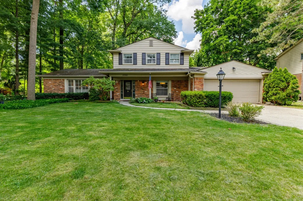 37243 Maple Leaf Court Clinton Charter Township MI 48036