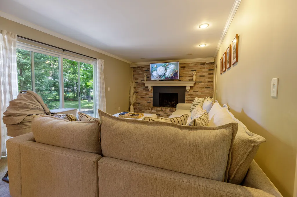 37243 Maple Leaf Court Clinton Charter Township MI 48036