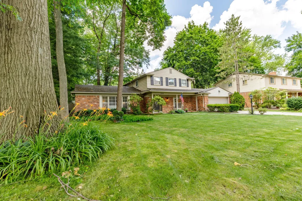 37243 Maple Leaf Court Clinton Charter Township MI 48036