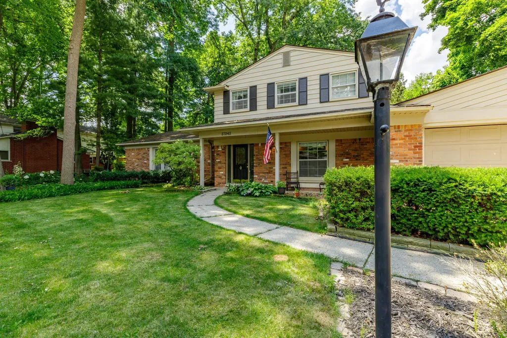 37243 Maple Leaf Court Clinton Charter Township MI 48036