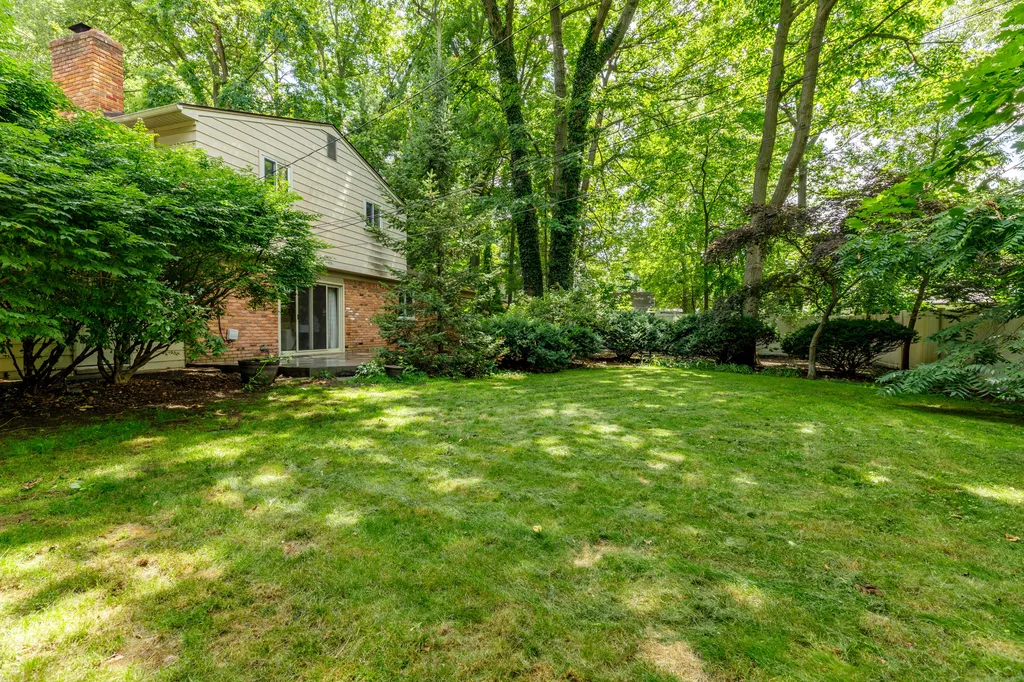 37243 Maple Leaf Court Clinton Charter Township MI 48036