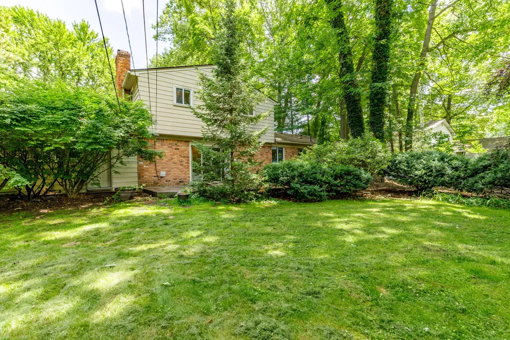 37243 Maple Leaf Court Clinton Charter Township MI 48036
