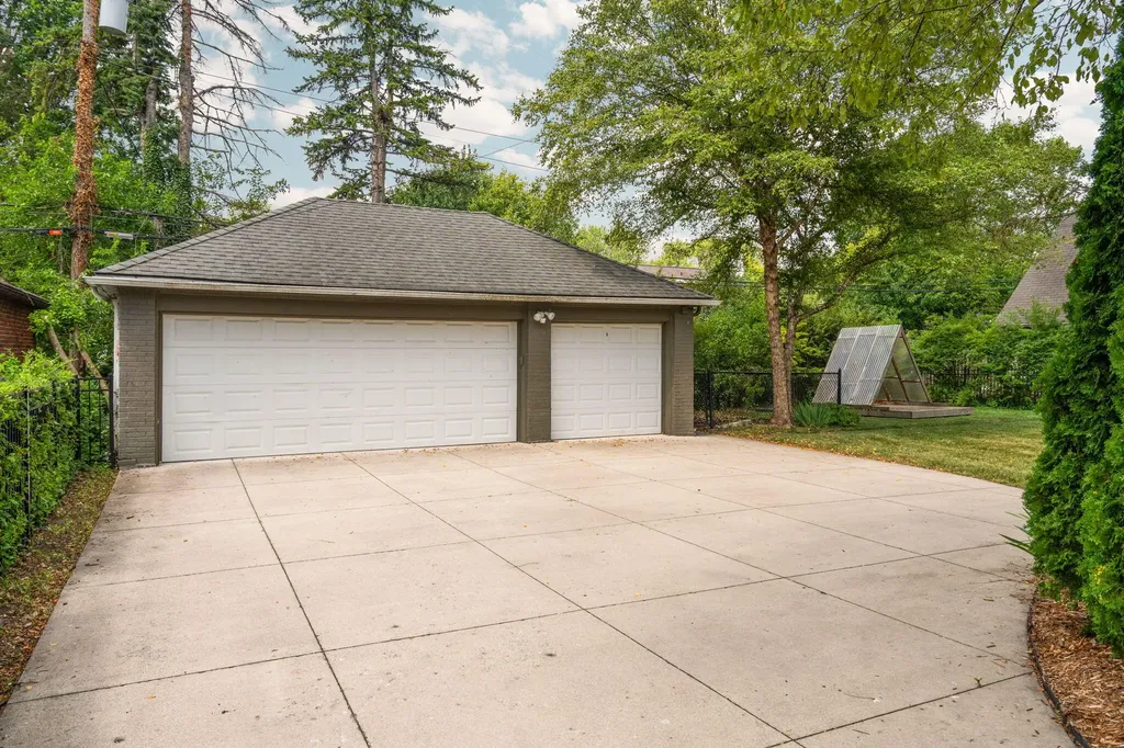 1021 Kensington Avenue Grosse Pointe Park City MI 48230