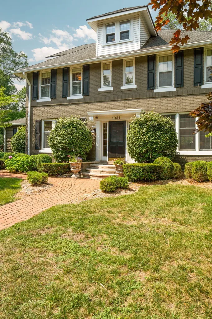 1021 Kensington Avenue Grosse Pointe Park City MI 48230
