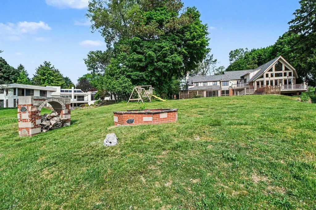 460 E Long Lake Road Bloomfield Hills City MI 48304