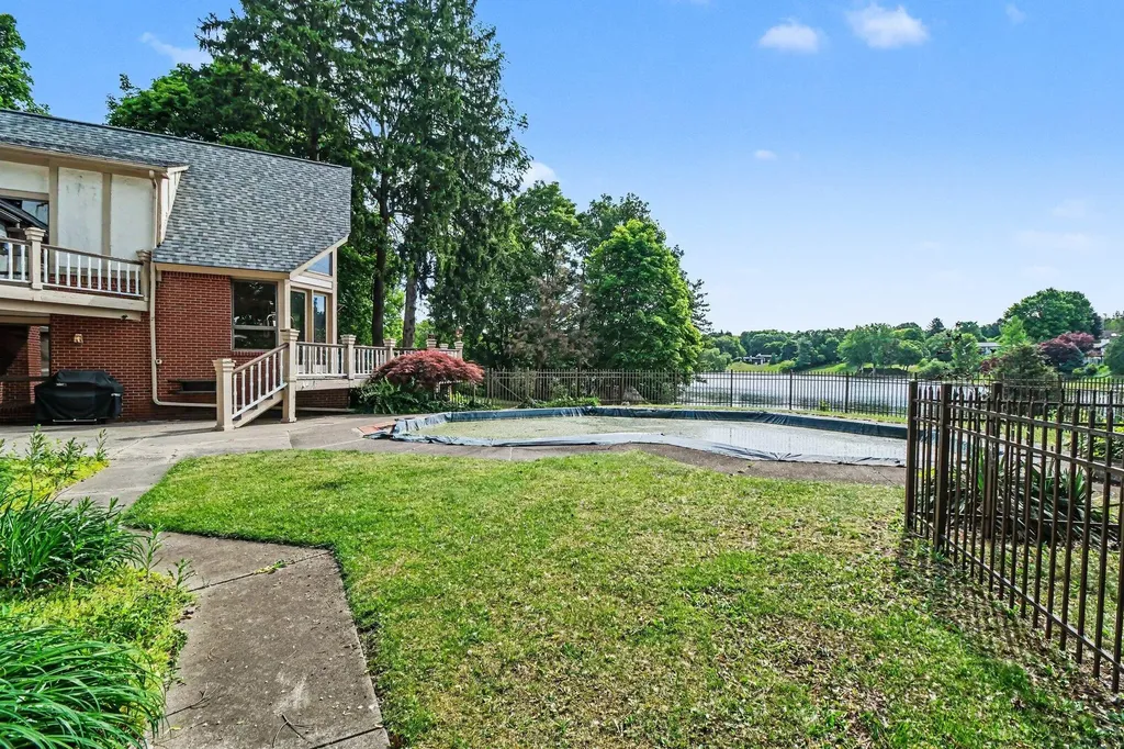460 E Long Lake Road Bloomfield Hills City MI 48304
