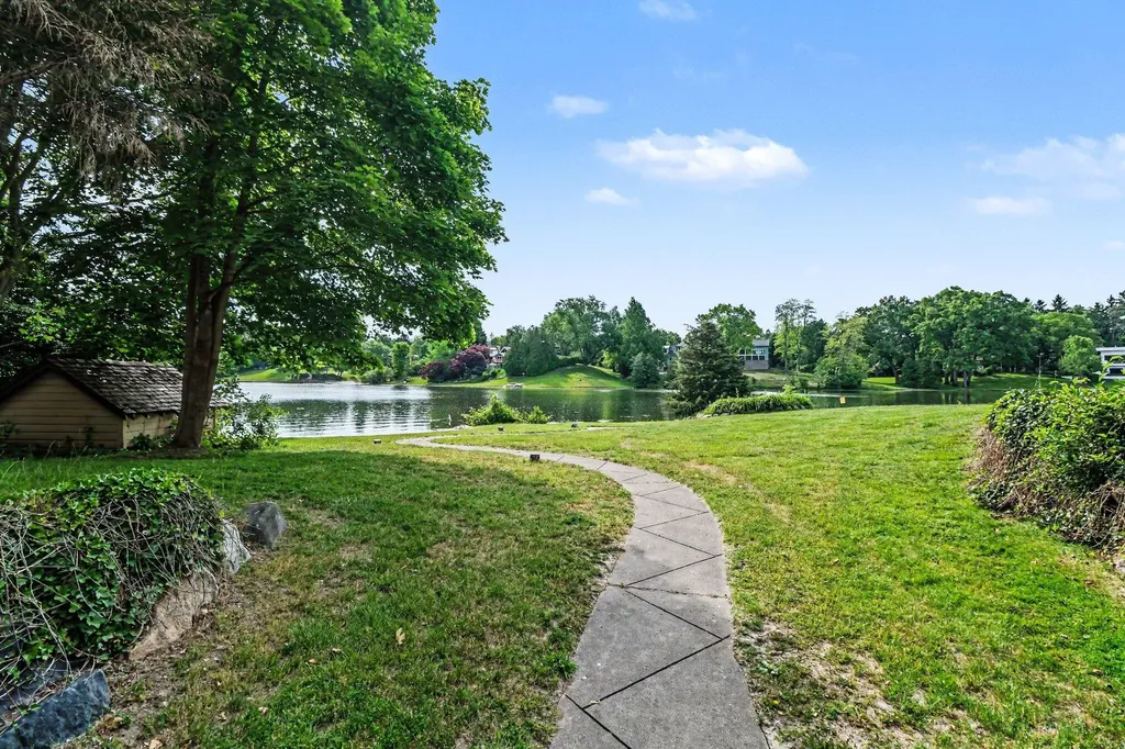 460 E Long Lake Road Bloomfield Hills City MI 48304