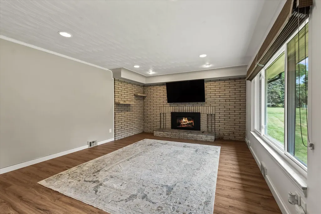 349 Nesbit Lane Rochester Hills City MI 48309