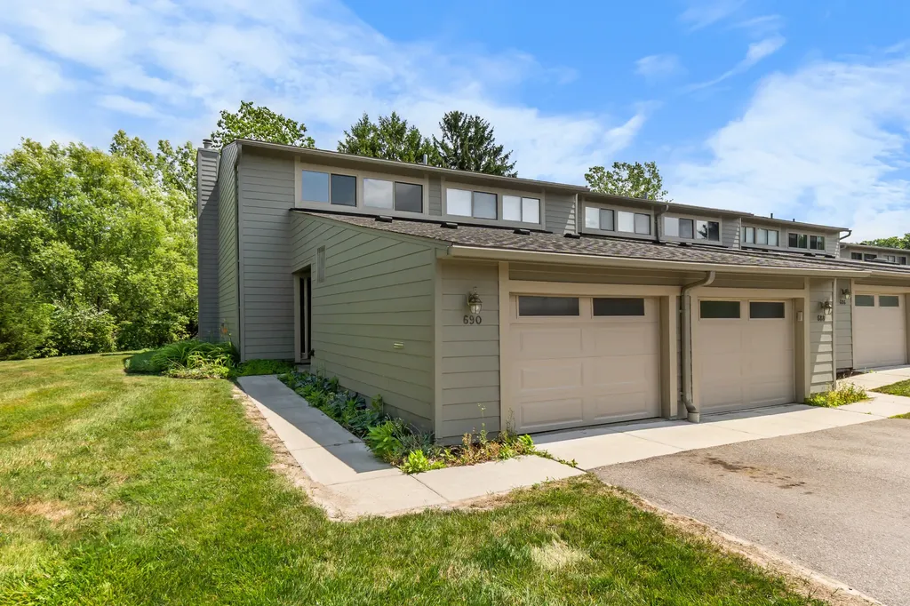 690 Peninsula Court Ann Arbor City MI 48105