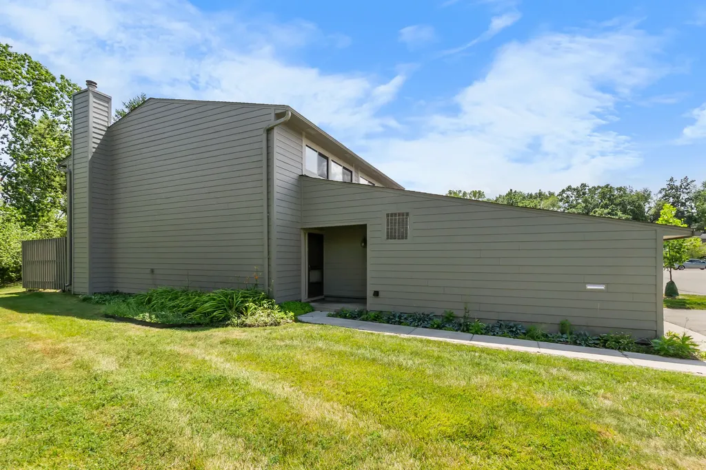 690 Peninsula Court Ann Arbor City MI 48105