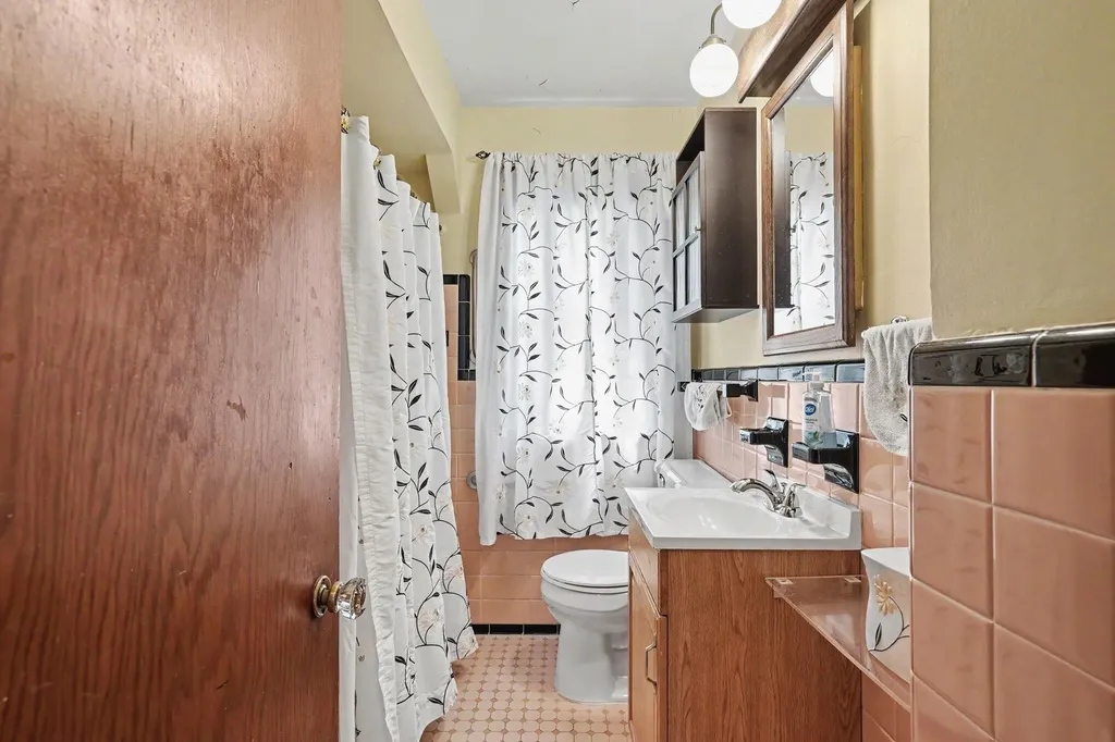 170 Eastman Street Mt. Clemens City MI 48043