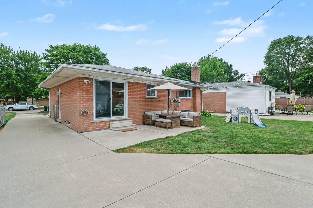 29217 Greater Mack Avenue St. Clair Shores City MI 48081