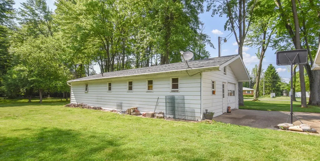 8391 Old Us 27 S Fredonia Township MI 49068