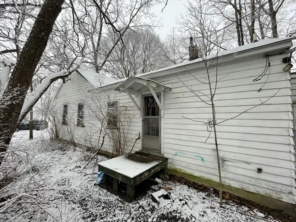 697 W Grand Avenue Muskegon City MI 49441