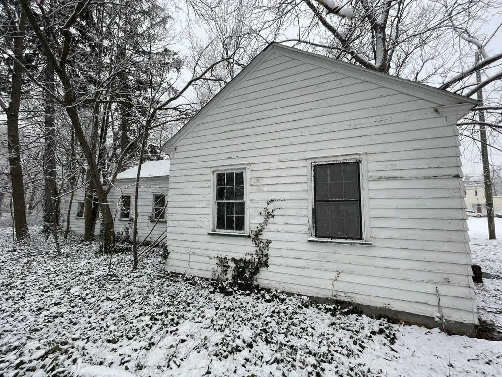 697 W Grand Avenue Muskegon City MI 49441