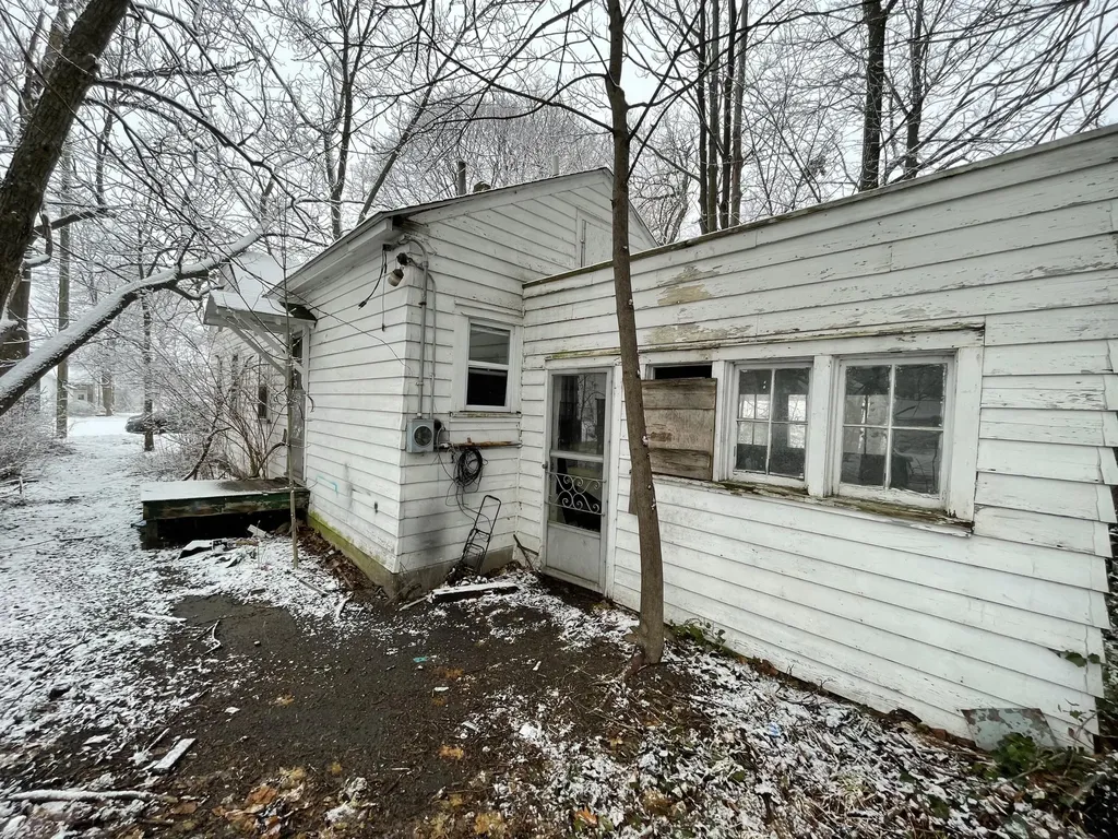 697 W Grand Avenue Muskegon City MI 49441