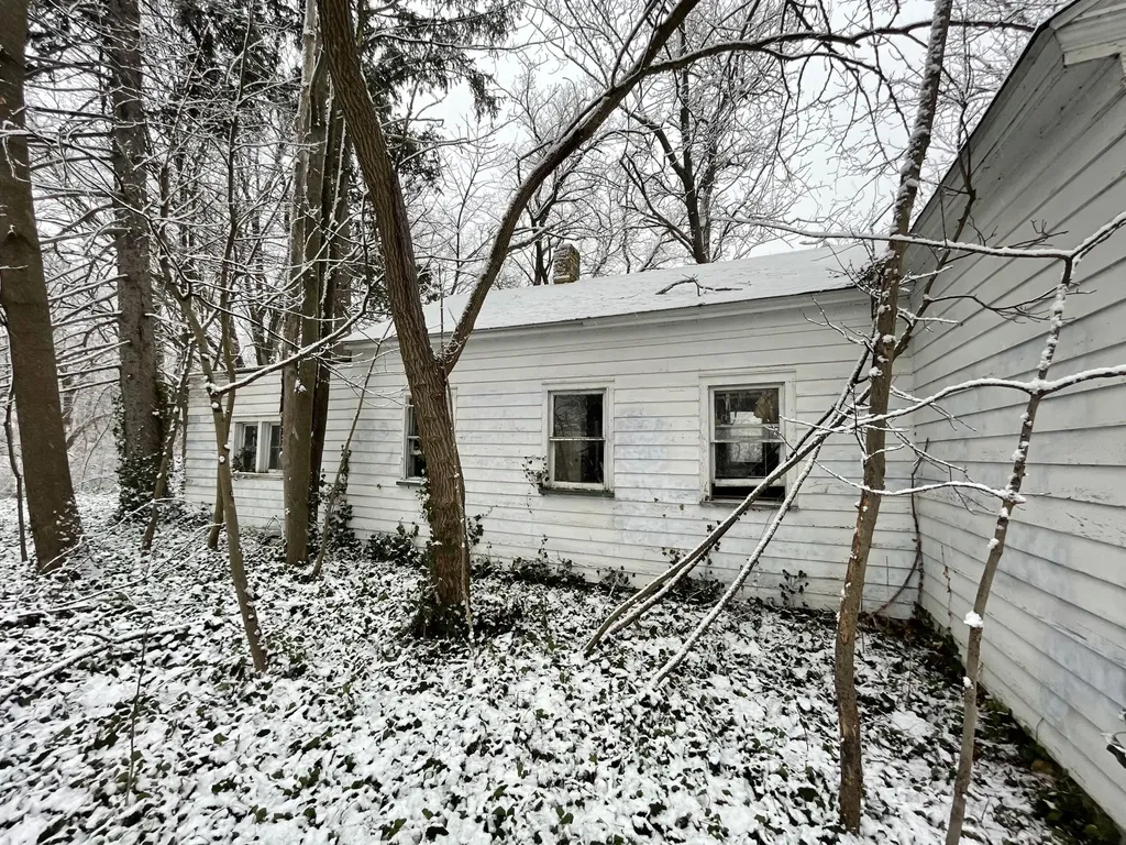 697 W Grand Avenue Muskegon City MI 49441