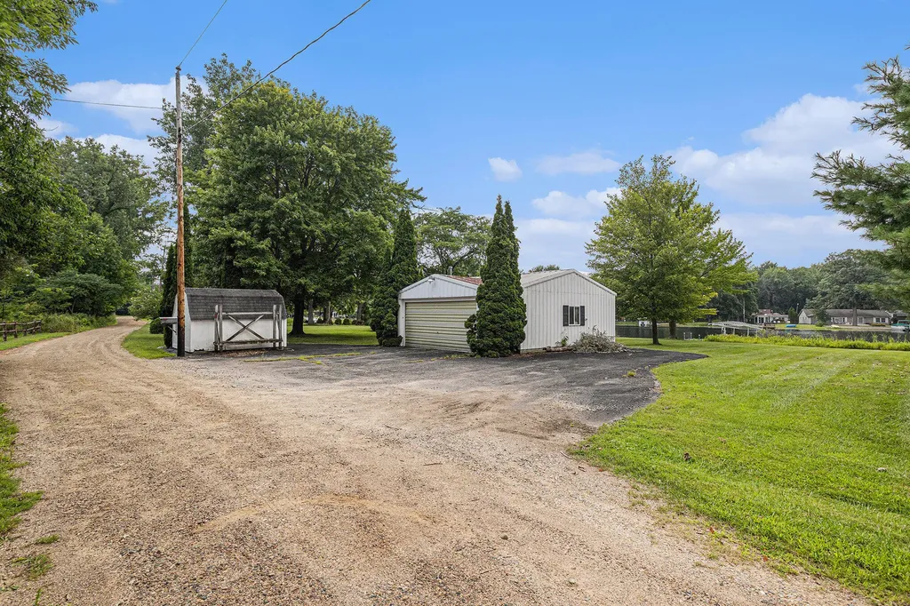 911 Dragon Shores Drive Kinderhook Township MI 49036
