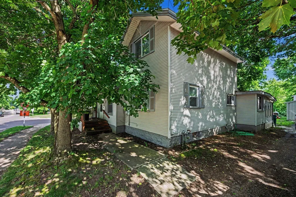 402 W Broadway Street Three Rivers City MI 49093