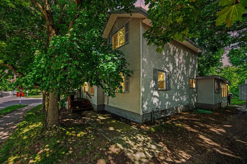 402 W Broadway Street Three Rivers City MI 49093