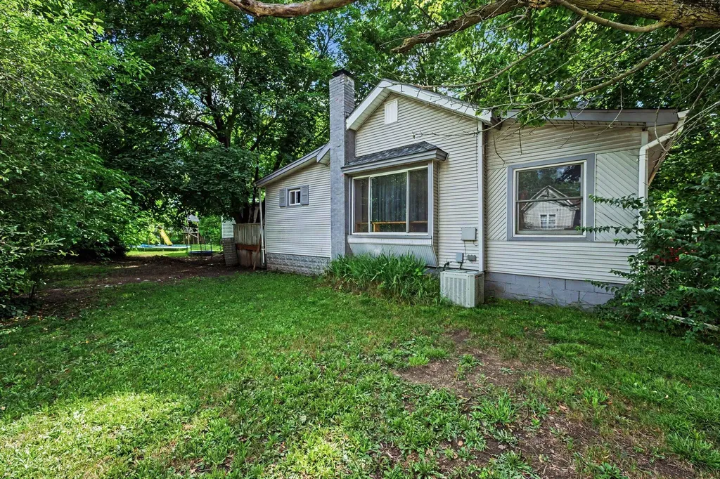 402 W Broadway Street Three Rivers City MI 49093