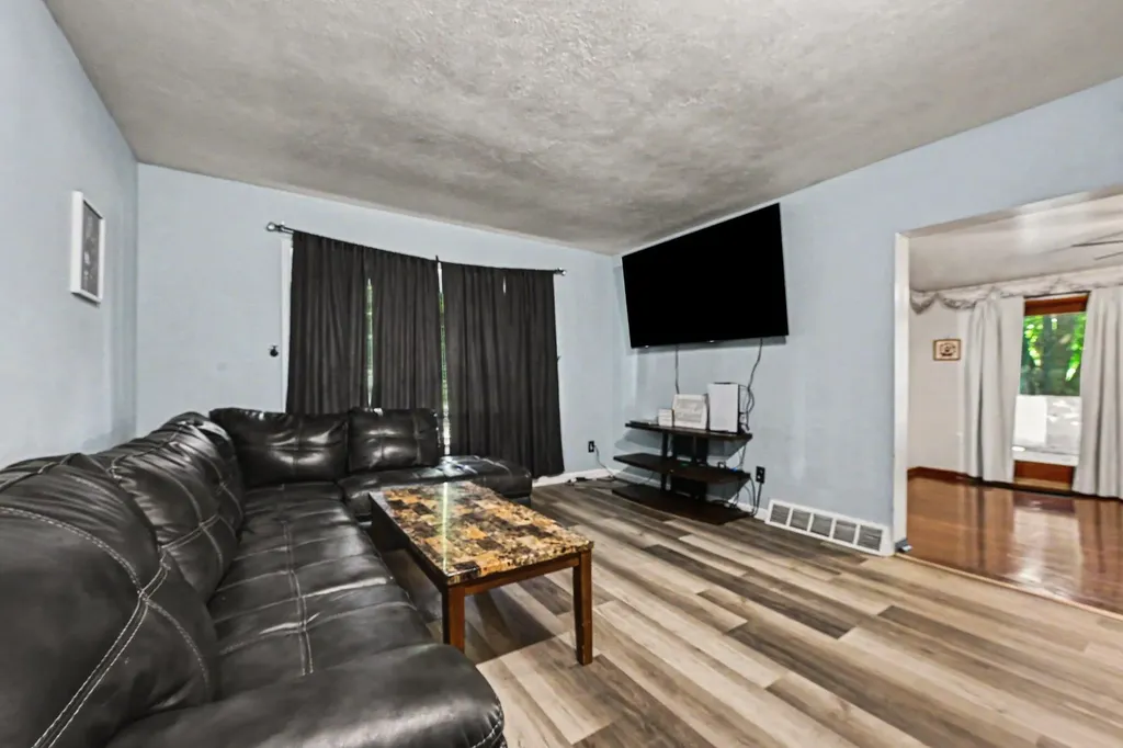 402 W Broadway Street Three Rivers City MI 49093