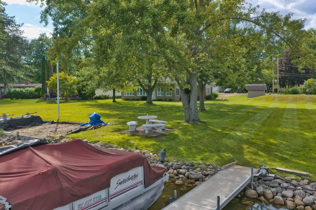 201 Lakeside Drive Quincy Township MI 49082
