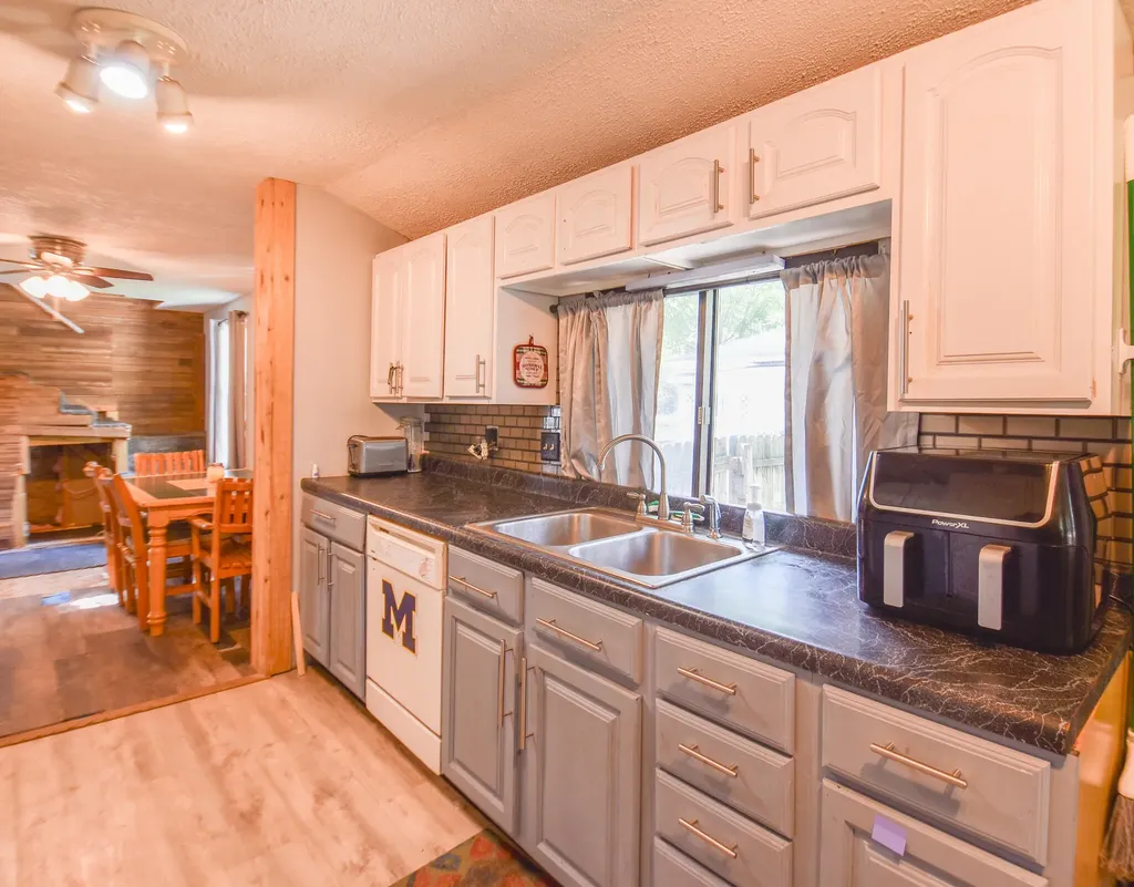 135 S Manning Street Hillsdale City MI 49242