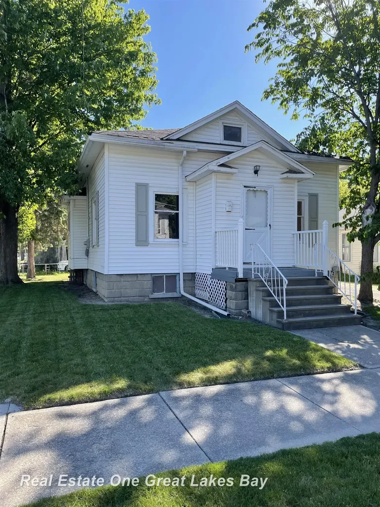 1003 Mackinaw Street Saginaw City MI 48602