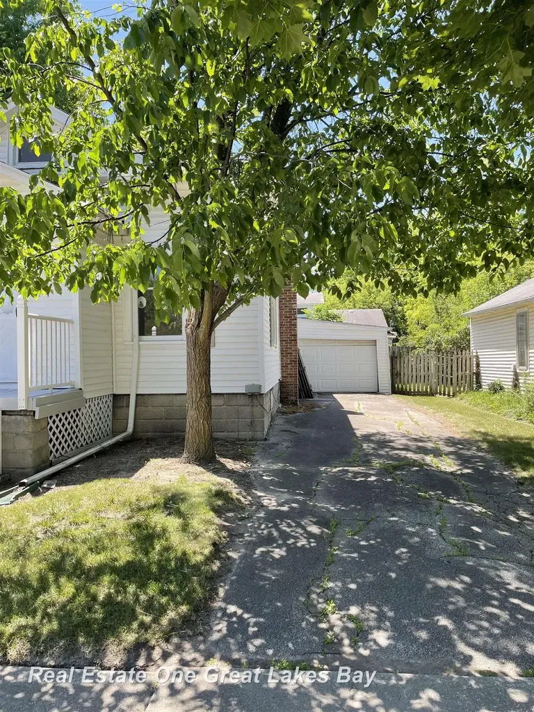 1003 Mackinaw Street Saginaw City MI 48602