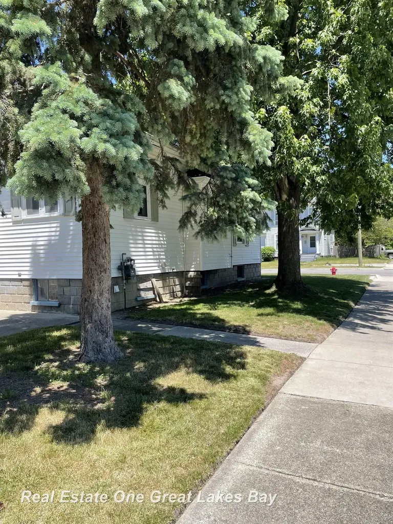 1003 Mackinaw Street Saginaw City MI 48602
