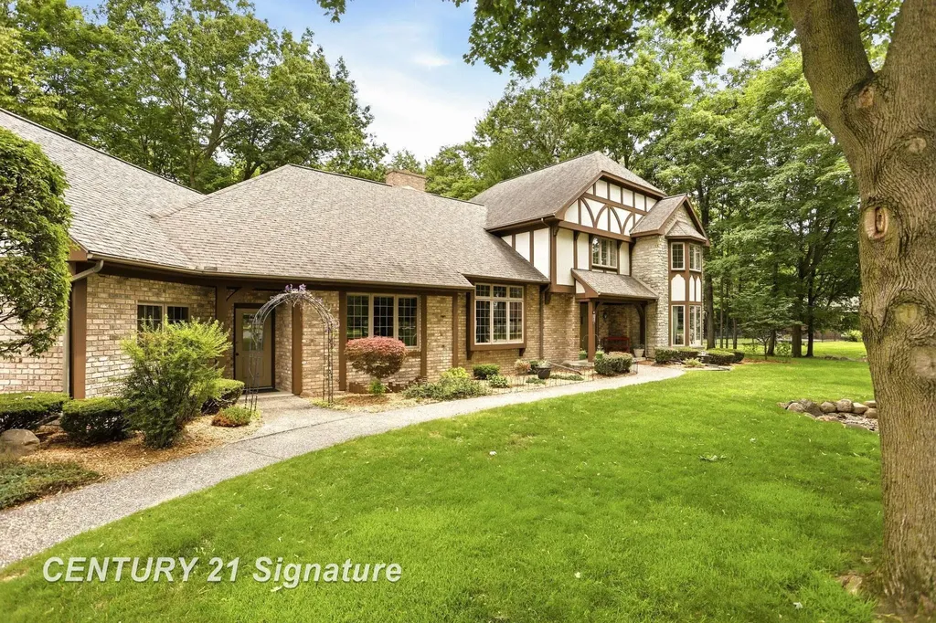 4210 Maple Woods West Drive Saginaw Charter Township MI 48603