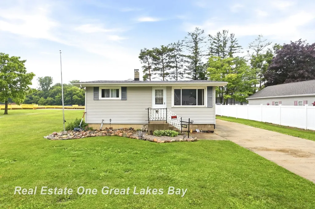 335 N Silver Street Bad Axe City MI 48413